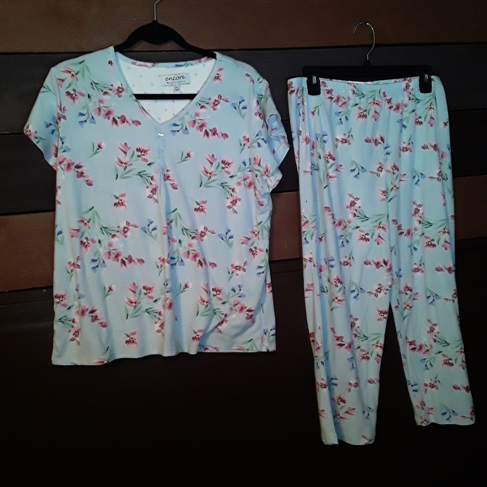 NWOT Encore by Karen Neuburger Gorgeous Feminine Short sleeve Capri Pajama set